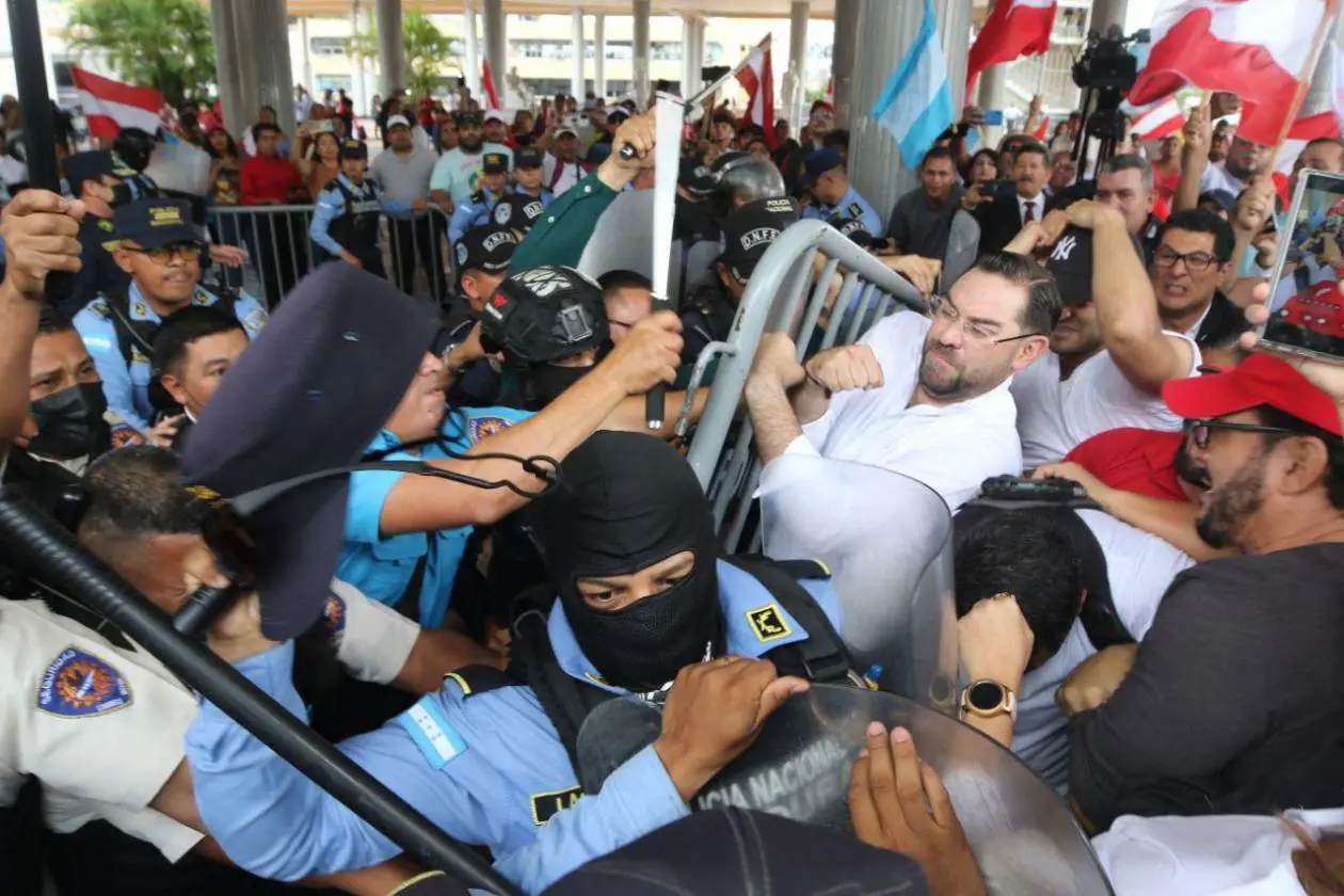 Policía acusa intento violento de toma del Congreso y lanza advertencia a líderes políticos 1 violencia Congreso PLH.jpg