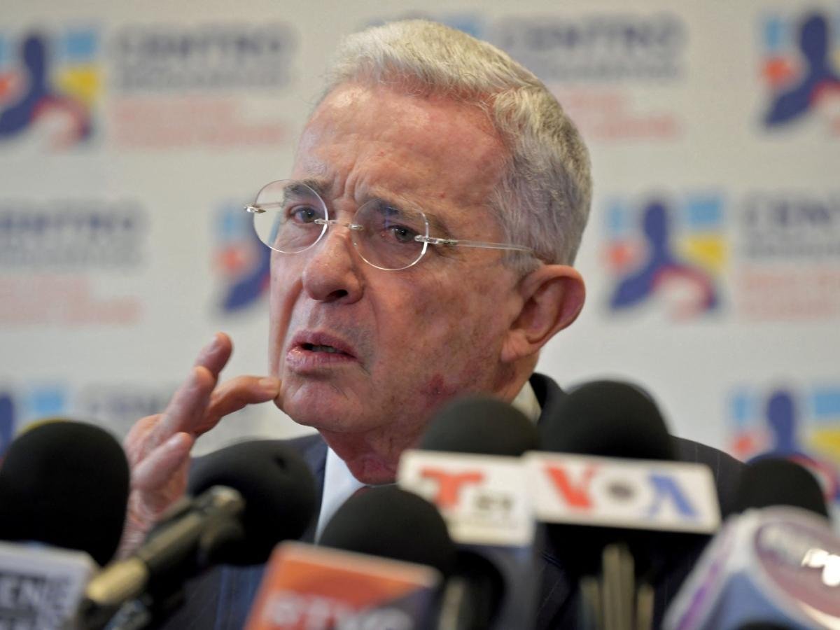 Álvaro Uribe acusa a Gustavo Petro de “instigar” el asesinato del senador Miguel Uribe Turbay 1 000 32DH4BV