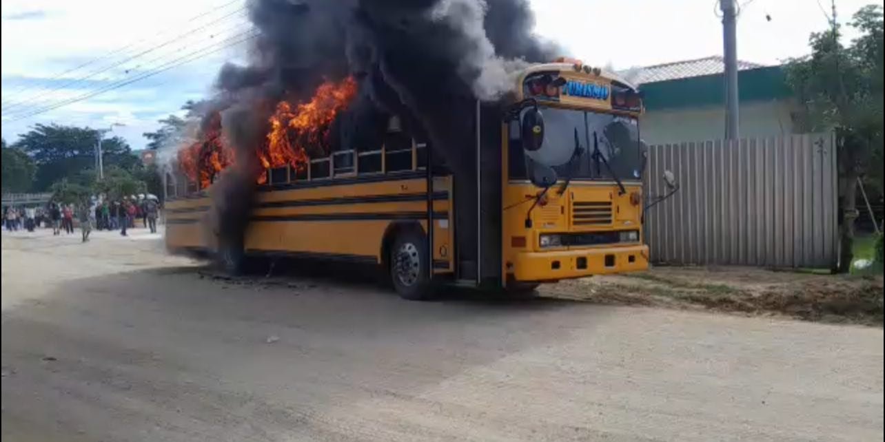 Se incendia bus que transportaba simpatizantes de Partido Libre en Yoro, sin víctimas pero con fuertes pérdidas materiales 1 540483548 122130022226901455 3878853697031117005 n