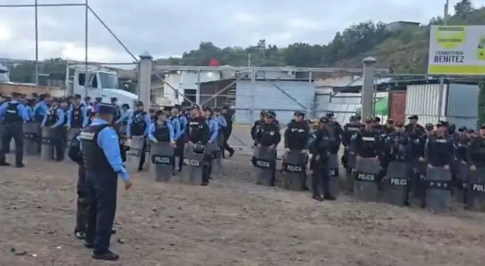 Policías y antimotines resguardan Cerro Grande ante amenaza de protesta vecinal 1 POLICIAS.jpg 1