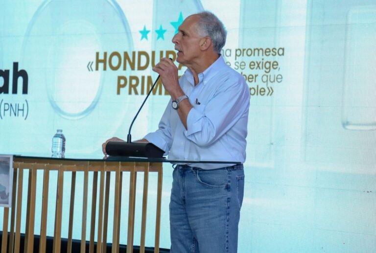“No la debo, no la temo”: Tito Asfura firma compromiso anticorrupción y llama a la transparencia 1 WhatsApp Image 2025 08 05 at 2.28.19 PM