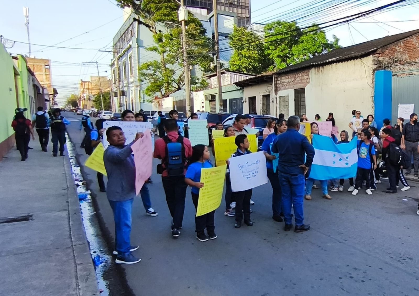 Indignados, padres bloquean acceso a El Chile exigiendo maestros para sus hijos 1 WhatsApp Image 2025 08 07 at 8.38.56 AM