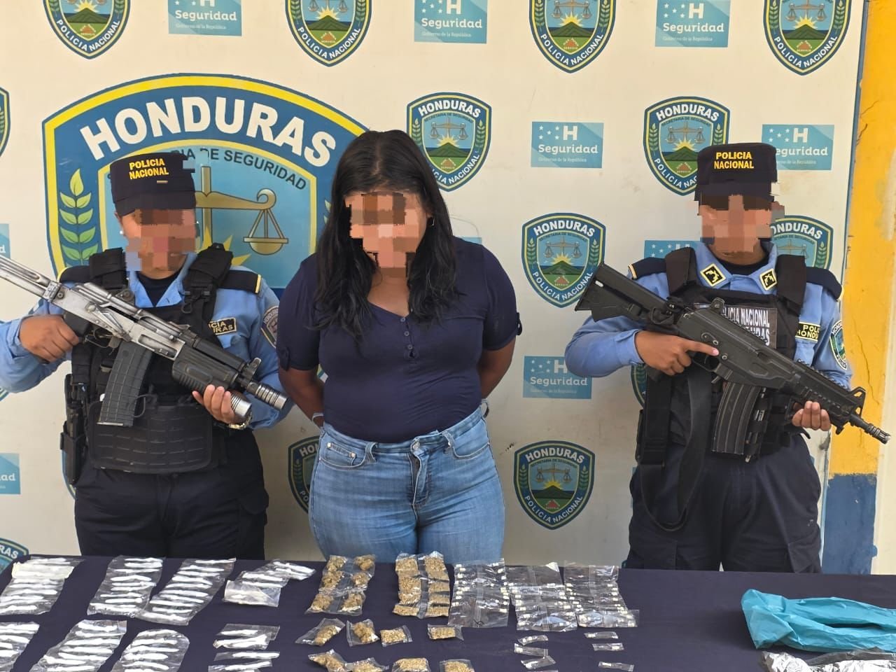 Capturan a mujer con supuesta droga en allanamiento en colonia Júpiter, San Pedro Sula 1 WhatsApp Image 2025 08 08 at 9.38.47 AM