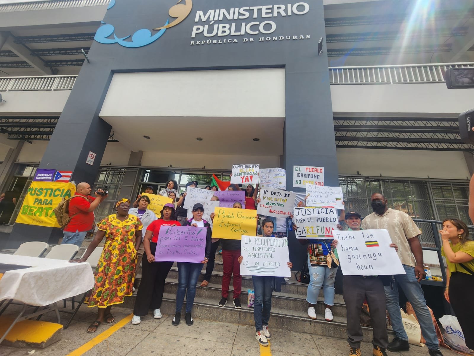 Protesta frente al Ministerio Público exige liberación de miembros de la comunidad Garífuna 1 WhatsApp Image 2025 08 15 at 11.43.52 AM
