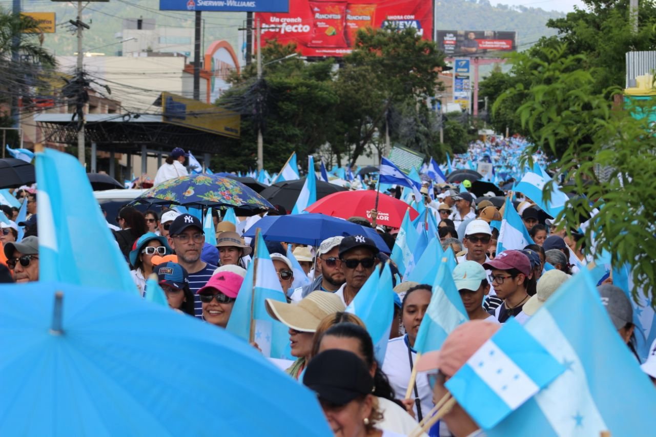 Miles de hondureños participaron en histórica Caminata de Oración por la Paz 1 WhatsApp Image 2025 08 18 at 9.44.35 AM 1