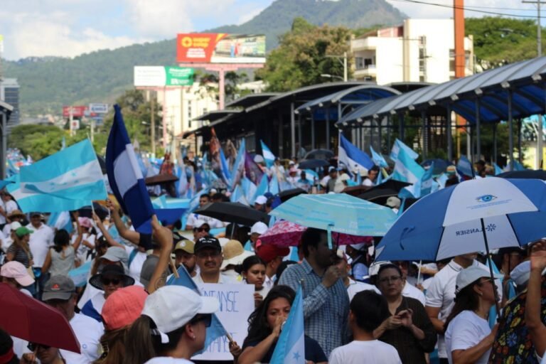 Miles de hondureños participaron en histórica Caminata de Oración por la Paz 16 WhatsApp Image 2025 08 18 at 9.44.36 AM