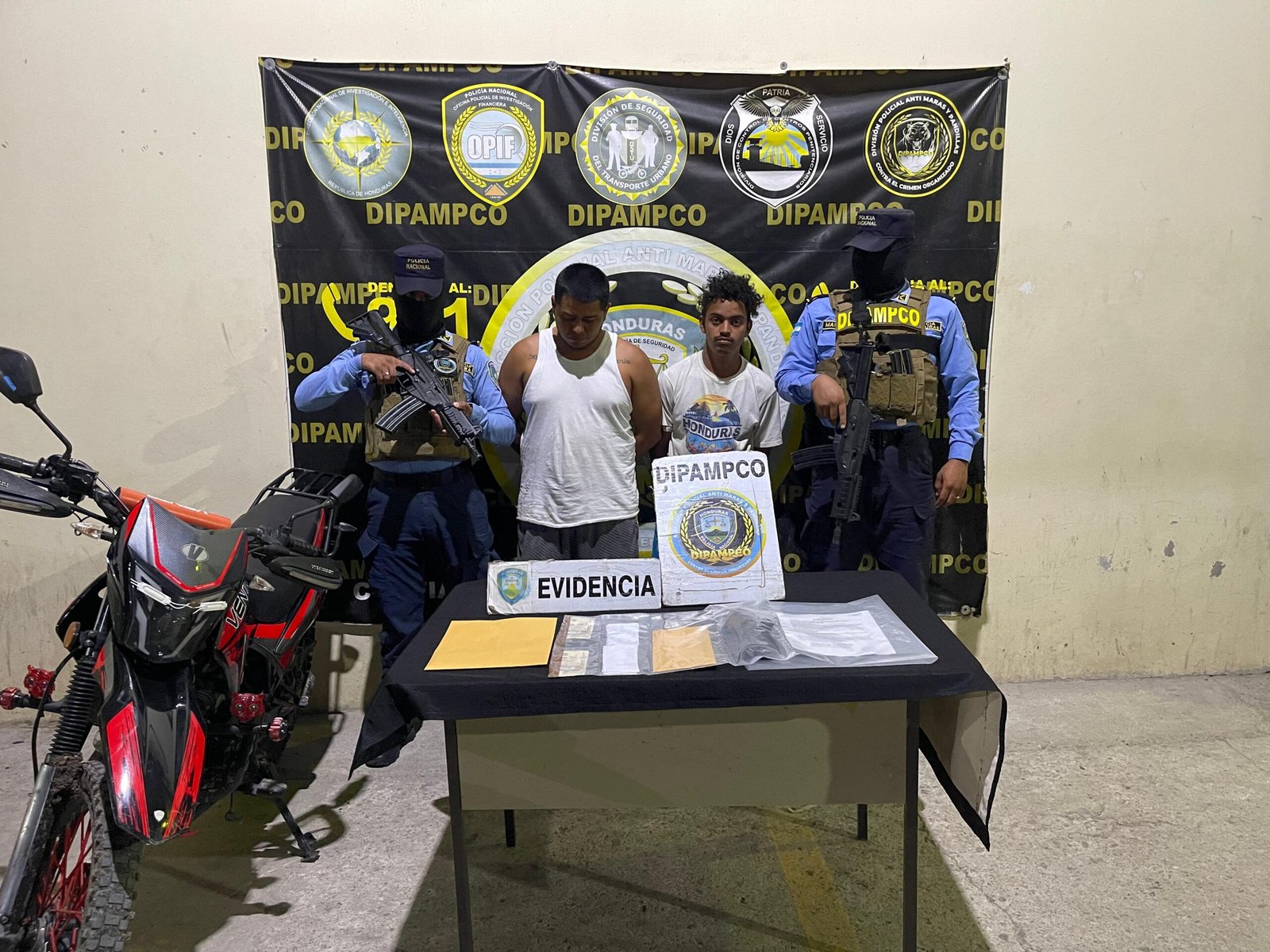 DIPAMPCO captura a dos líderes de “Los Iluminati” que extorsionaban a transportistas y comerciantes 1 WhatsApp Image 2025 08 25 at 2.58.23 PM scaled