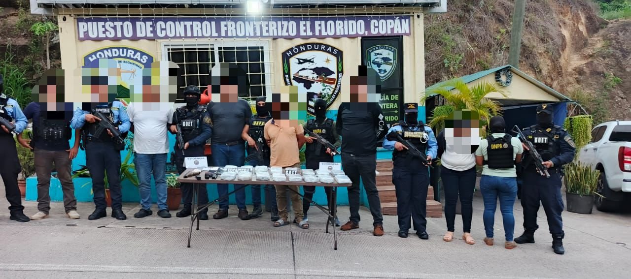 Cinco detenidos en Copán con 16 paquetes de cocaína y armas de fuego 1 WhatsApp Image 2025 08 27 at 11.29.19 AM