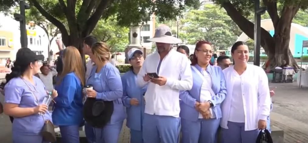 Enfermeras profesionales exigen reasignación salarial en protesta en Tegucigalpa 1 WhatsApp Image 2025 08 27 at 8.45.39 AM