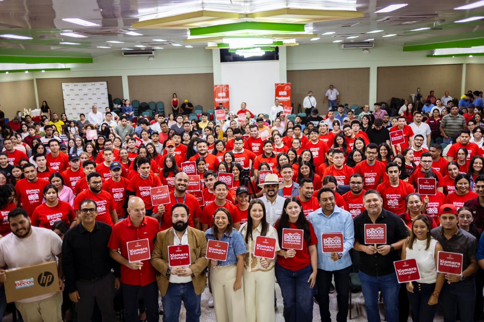 Entrega de Becas Solidarias en SPS genera críticas por presunta promoción política 1 WhatsApp Image 2025 08 28 at 10.11.23 AM