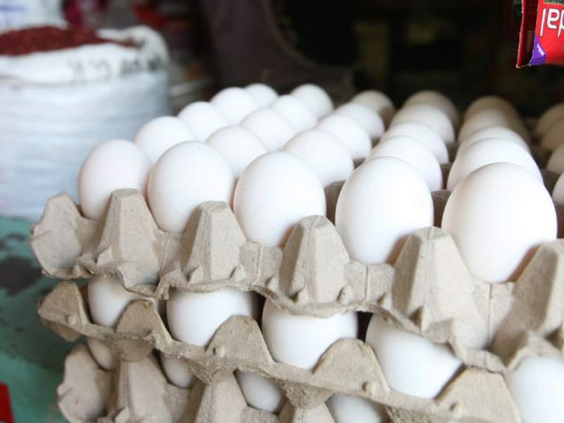 Huevos mantienen precio en ferias, pero en barrios se pagan hasta 110 lempiras 1 carton huevos