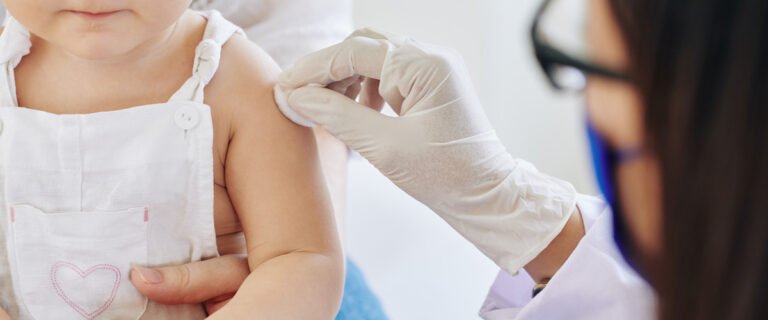 Doctor Umaña insiste: urgente vacunar contra la tosferina ante su repunte en Honduras 1 covid vaccine under 5 hero