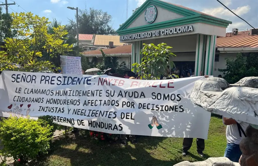 Inversionistas de Koriun exigen a alcalde de Choloma mediar en devolución de dinero 1 inversionistas Koriun alcaldia Choloma.jpg