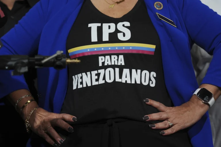 Justicia de EE. UU. impide cancelación del TPS para migrantes de Venezuela y Haití 5 AP25034761175751 3a7d3c