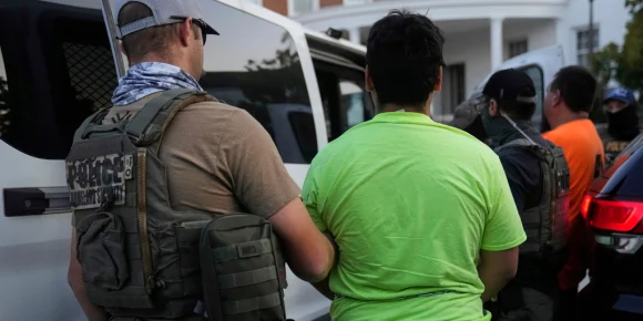 Operativo de ICE en Chicago genera preocupación entre comunidades inmigrantes 1 AP25263472282349 a0067a