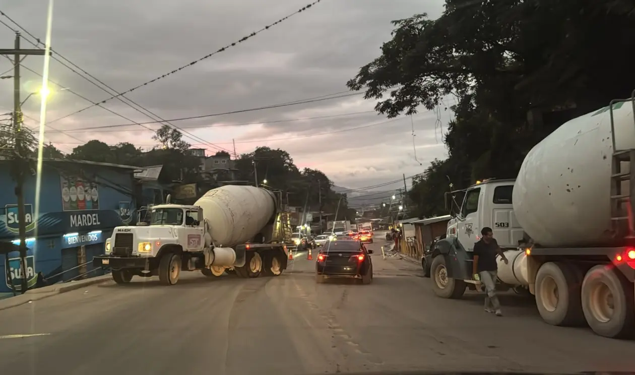 Caos vehicular en Tegucigalpa por cierres en el bulevar Suyapa 1 Caos vial jueves 1 e1758811687665.jpg