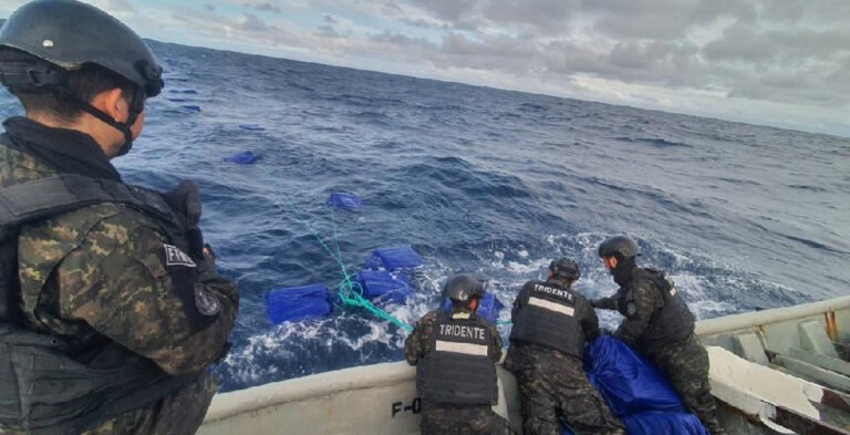 Golpe en altamar: El Salvador incauta 1.4 toneladas de cocaína valoradas en $35 millones 19 El Salvador incauta 14 toneladas de cocaina en aguas del Pacifico La Tribuna