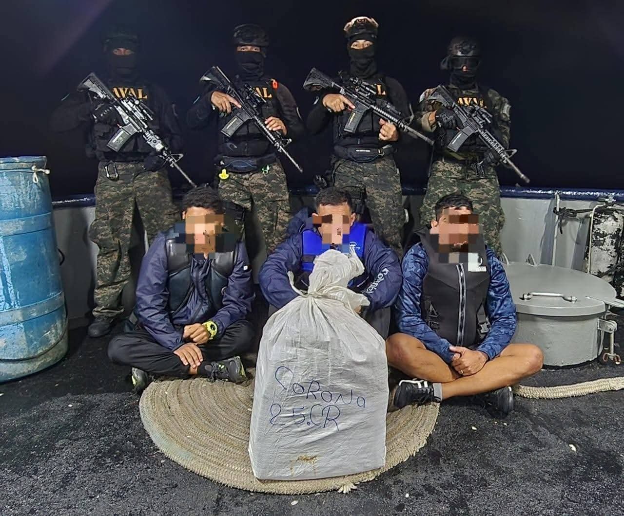 Fuerzas Armadas interceptan embarcación con supuesta droga en costas de Gracias a Dios 2 G0U62XSWIAAnJNQ