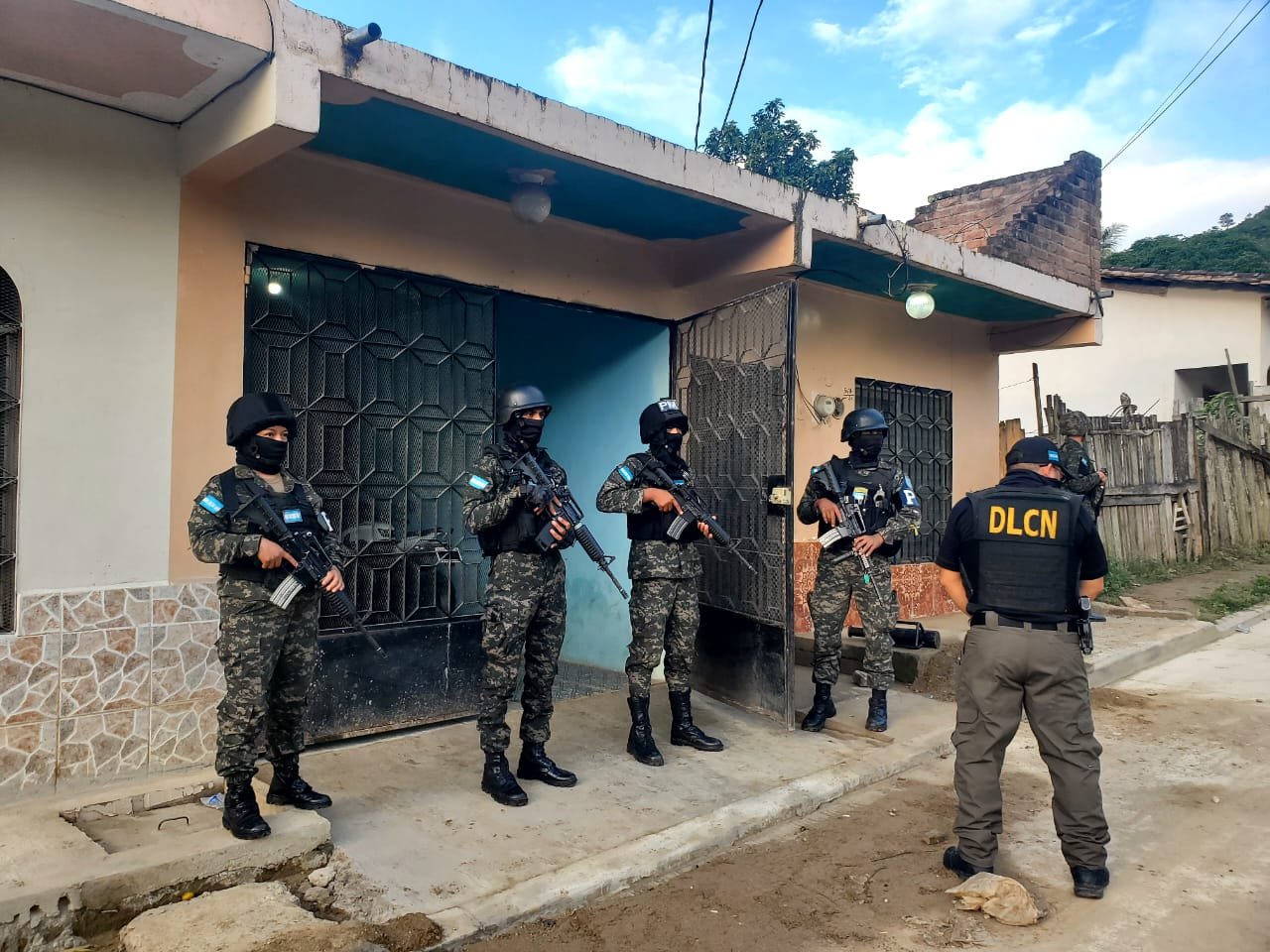 MP realiza allanamientos contra red de narcotráfico en Danlí 1 G1n1ZcbWYAAFqoc