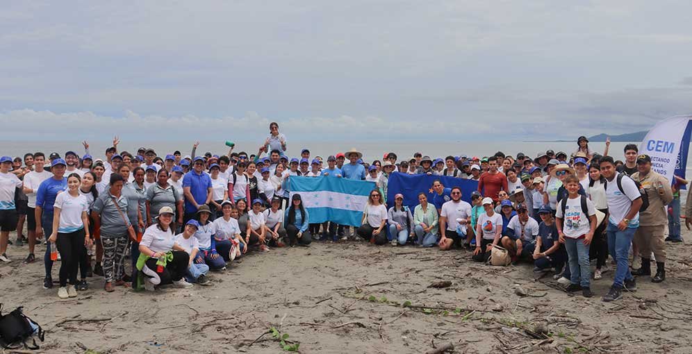 Jóvenes voluntarios limpian playa Buena Vista y recolectan más de 1,600 libras de basura 2 PLAYA 1