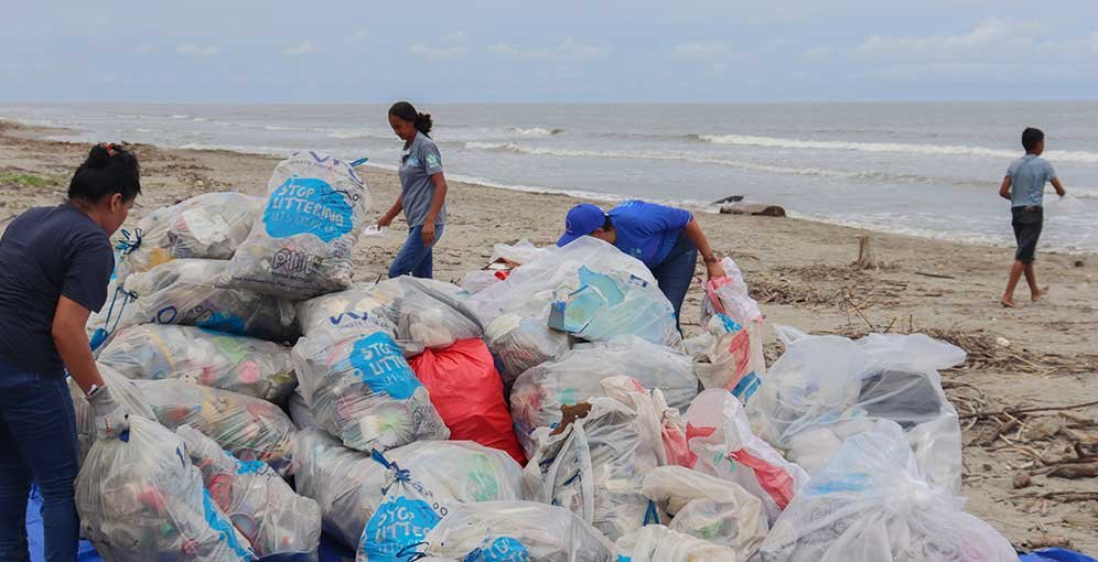 Jóvenes voluntarios limpian playa Buena Vista y recolectan más de 1,600 libras de basura 1 PLAYA 3
