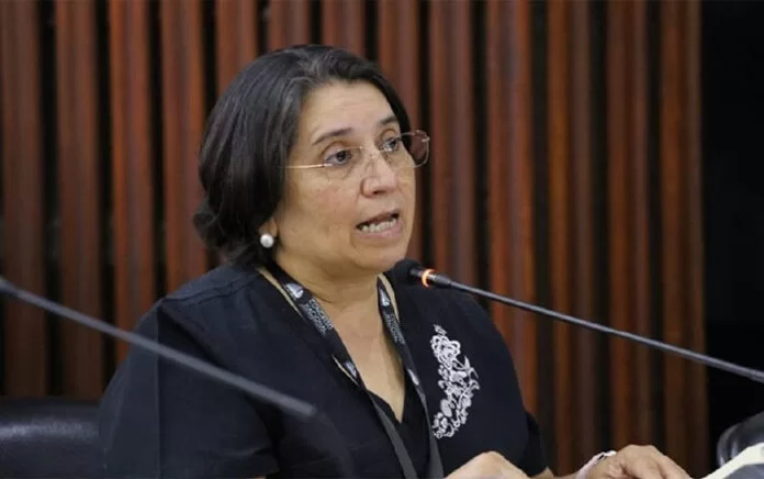 Diputada Figueroa: “El gobierno prefiere ignorar el sufrimiento de las enfermeras y los pacientes” 17 Suyapa Figueroa 696x436 2