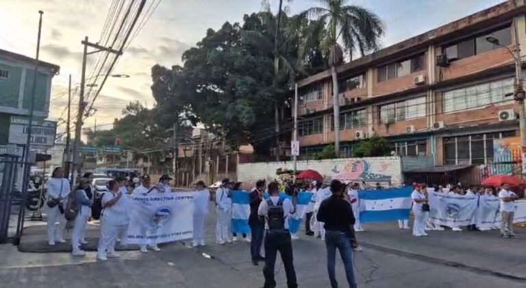 Paro de enfermeras auxiliares en Honduras entra en su segunda semana sin respuestas del gobierno 3 WhatsApp Image 2025 09 08 at 8.21.34 AM