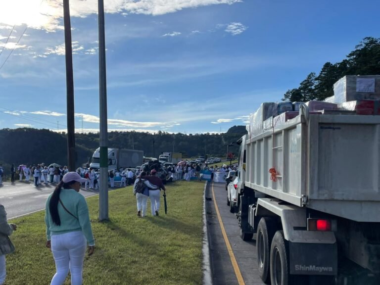 Enfermeras auxiliares paralizan carreteras en Tegucigalpa y San Pedro Sula 15 WhatsApp Image 2025 09 16 at 8.23.02 AM