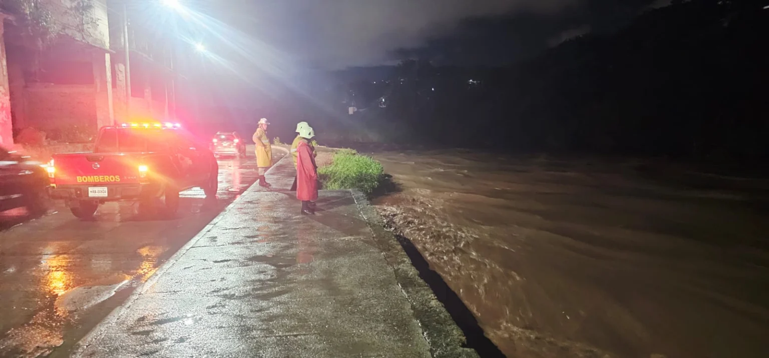Lluvias de anoche dejaron 25 casas inundadas y cinco personas rescatadas en la capital 1 bomberos inundaciones