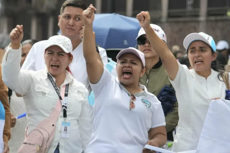 Crisis en Salud: auxiliares de enfermería desconocen a la ministra Paredes 11 enfermeras protesta.jpeg