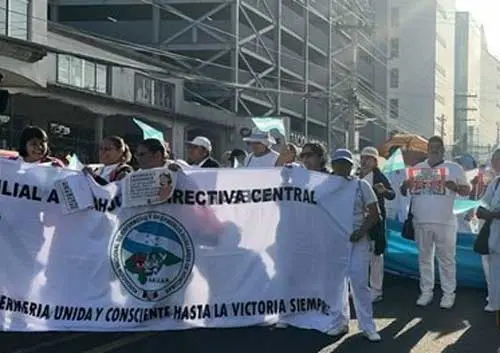 Enfermeros auxiliares protestan en todo el país por incumplimiento de acuerdos laborales 1 enfermeras.jpg