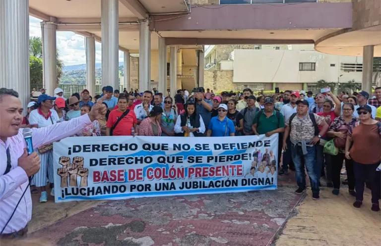 Docentes presionan al Congreso para aprobar reformas a la Ley de Inprema 19 magisterio protestas.jpg