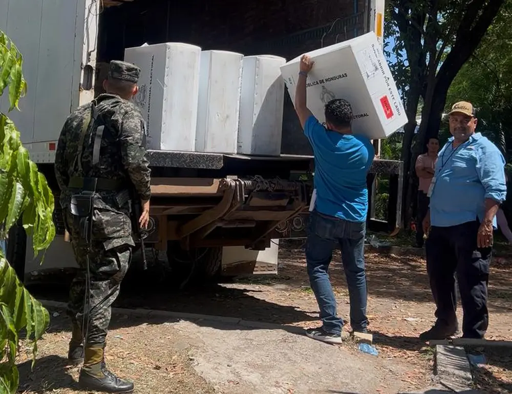 Transportistas amenazan con tomar el CNE por deuda pendiente 1 maletas electorales 2.jpg