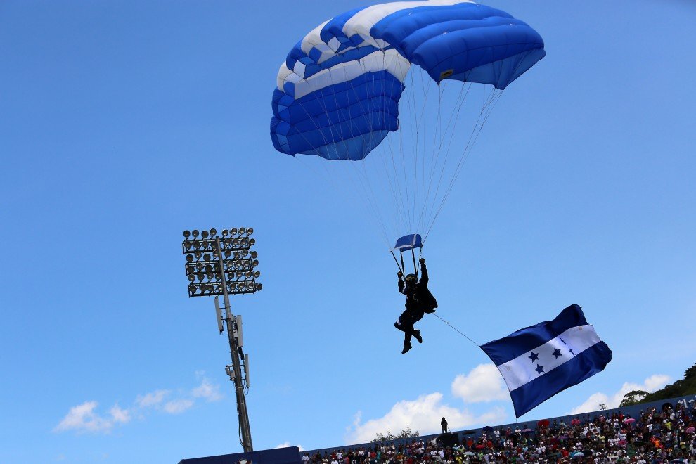 Paracaidistas de las Fuerzas Armadas alistan salto de exhibición para el 15 de septiembre 1 paracaidistas 1