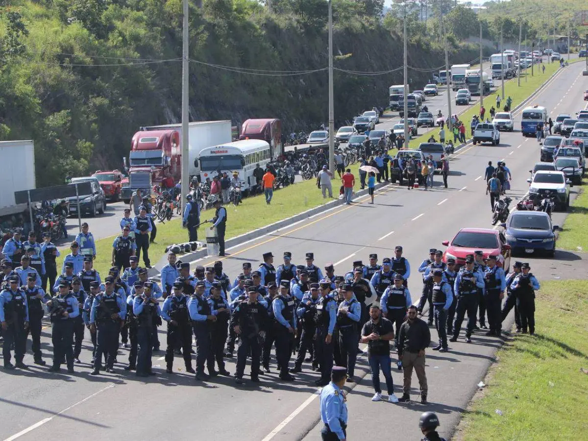 Bloqueos de enfermeras auxiliares afectan turismo y producción en Honduras 1 protesta CA 5.jpg