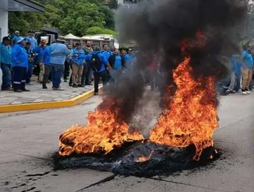 Trabajadores de UMAPS exigen acuerdo escrito y mantienen toma de instalaciones en Tegucigalpa 1 umps.jpg