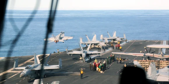 EE. UU. refuerza presencia militar frente a Sudamérica con el portaaviones Gerald R. Ford 4 250925 USS ford rs F18 take off 085d24