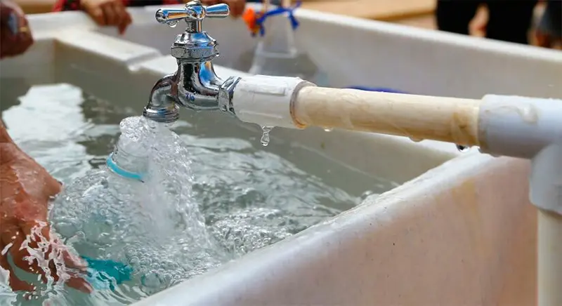 Expertos alertan sobre falta de fondos para el agua y el saneamiento a nivel mundial 1 Agua potable de llave.jpg