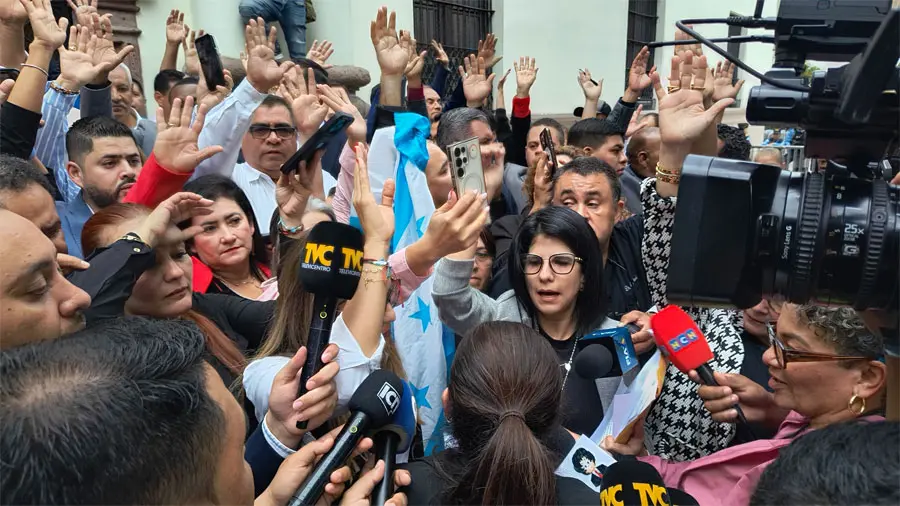 Diputados de oposición sesionan fuera del Congreso y amplían el período legislativo 1 CN sesion extrardinaria 28 10 25.jpg