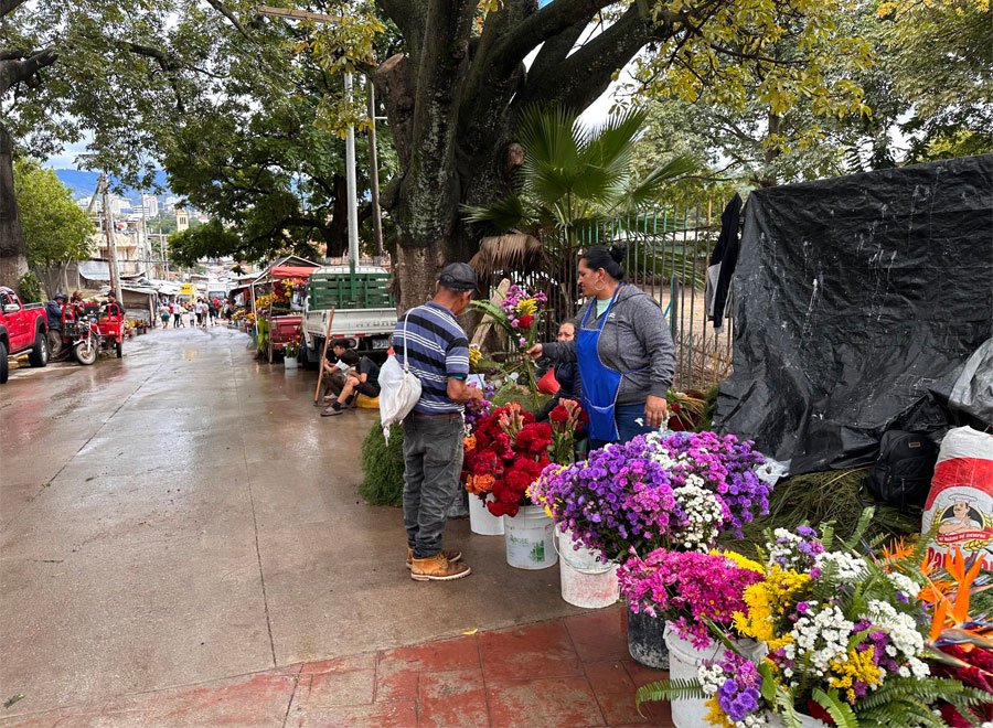 Cementerio General venta de flores Dia de los Muertos