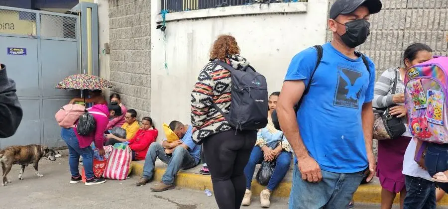 Honduras necesita fortalecer sus servicios de salud mental, alerta MSF 1 Hospital Escuela familiares rotated.jpg