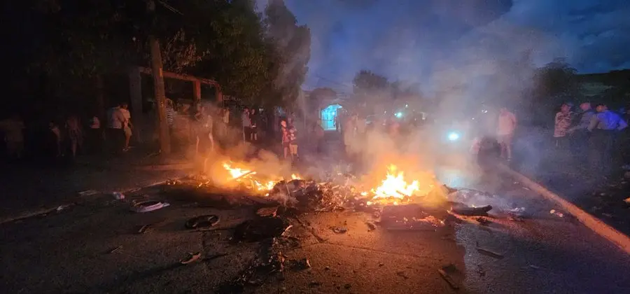 Vecinos de la colonia Unión protestan en San Pedro Sula por tres días sin energía eléctrica 1 PROTESTA.jpeg