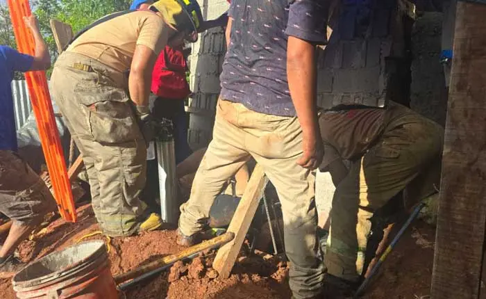 Albañil queda soterrado tras derrumbe de un muro en Nueva Suyapa 1 RESCATE 1.jpg