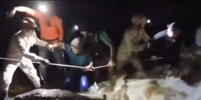 Turistas quedan atrapados por crecida de río en Celaque y son rescatados por bomberos de Gracias 1 RESCATE.jpg