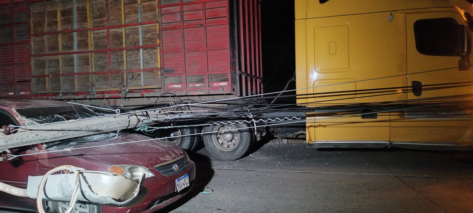 Rastra derriba poste eléctrico y aplasta vehículo en carretera hacia El Progreso 1 WhatsApp Image 2025 10 22 at 9.14.17 PM