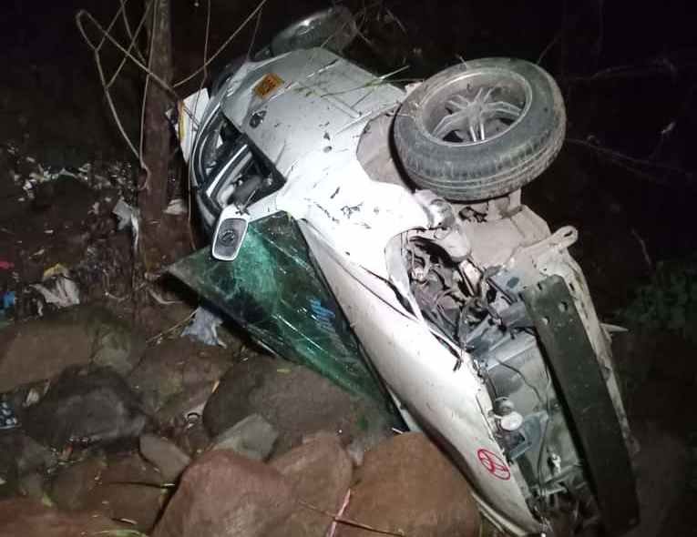 Taxista sobrevive tras caer con su vehículo a una hondonada en el Anillo Periférico 1 WhatsApp Image 2025 10 23 at 6.08.10 AM