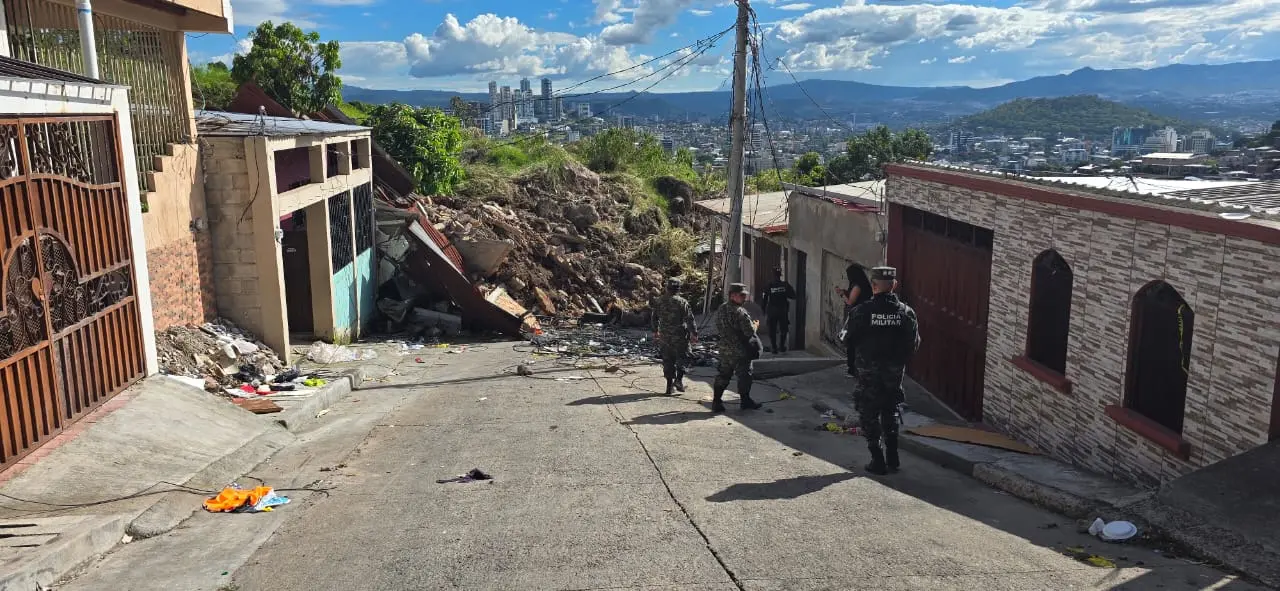 Fuerzas Armadas y Alcaldía del Distrito Central intervienen zona cero de los deslizamientos en Tegucigalpa 1 ffaa reparto.jpg