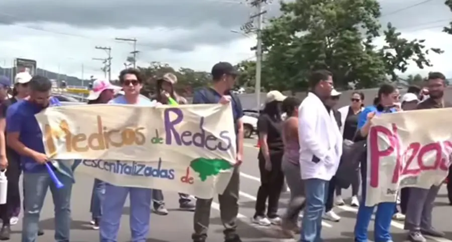Médicos bloquean bulevar frente a Casa Presidencial por salarios atrasados 1 protesta medicos Casa Presidencial.jpg