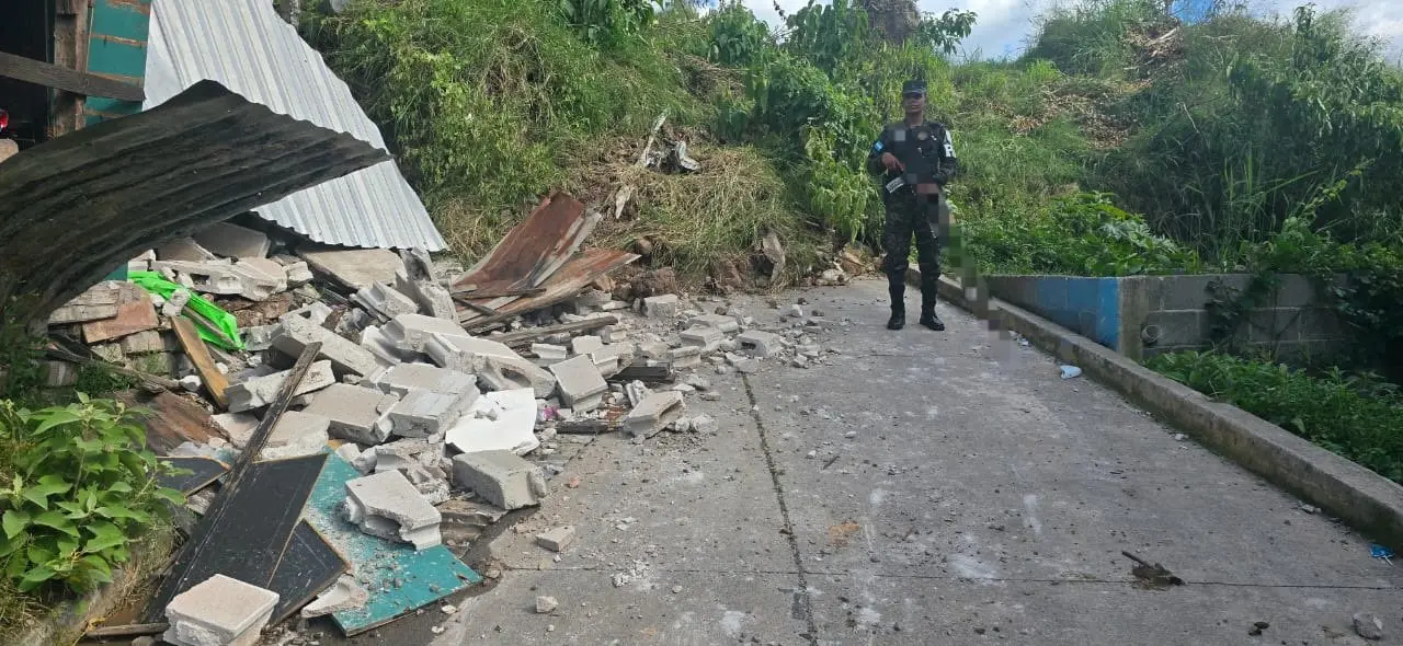 Fuerzas Armadas y Alcaldía del Distrito Central intervienen zona cero de los deslizamientos en Tegucigalpa 2 reparto intervencion.jpg
