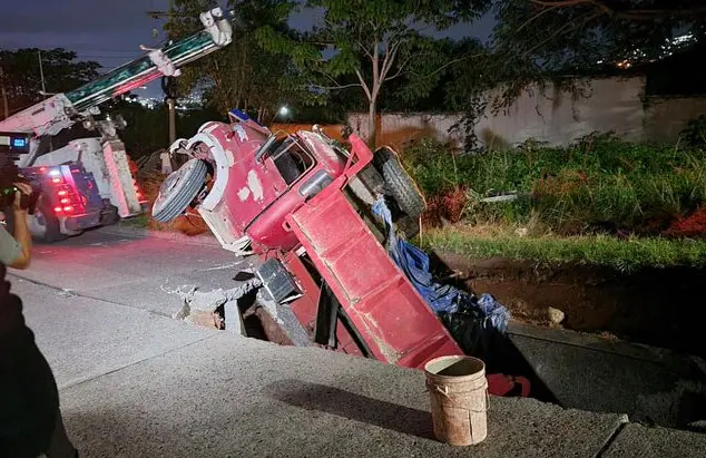 Calle se desploma en residencial Venecia y una volqueta termina atrapada 3 socavon 2.jpg 1